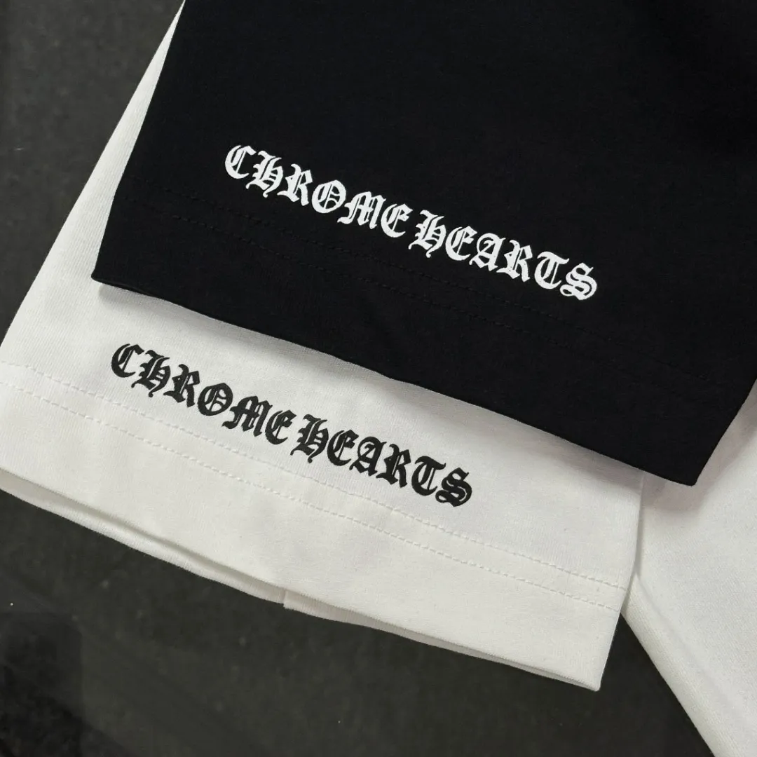 P170 Chrome Hearts 25 high-end versions. The fabric is made of 300 grams of high-density pure cotton. It does not deform or shrink. It has three labels. It is the same style for men and women. Technology: suede foaming + digital printing. Color: white, black. SIZE: S-XL.
